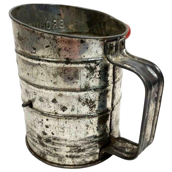 Vintage Bromwell's 3 Cup Metal Measuring Sifter Farmhouse Kitchen Red Handle - Picture 3 of 8